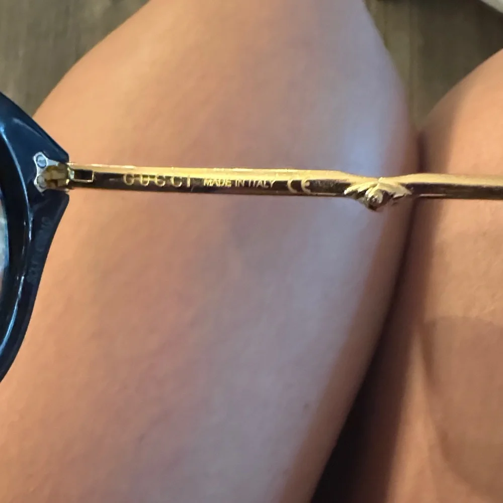 Gucci Black and Gold Sunglasses foldable - Picture 2 of 3